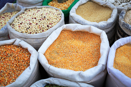 秘鲁农贸市场上的一袋干玉米图片
