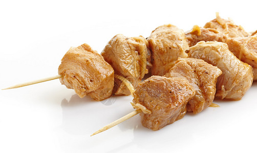 木串上的生腌猪肉串高清图片
