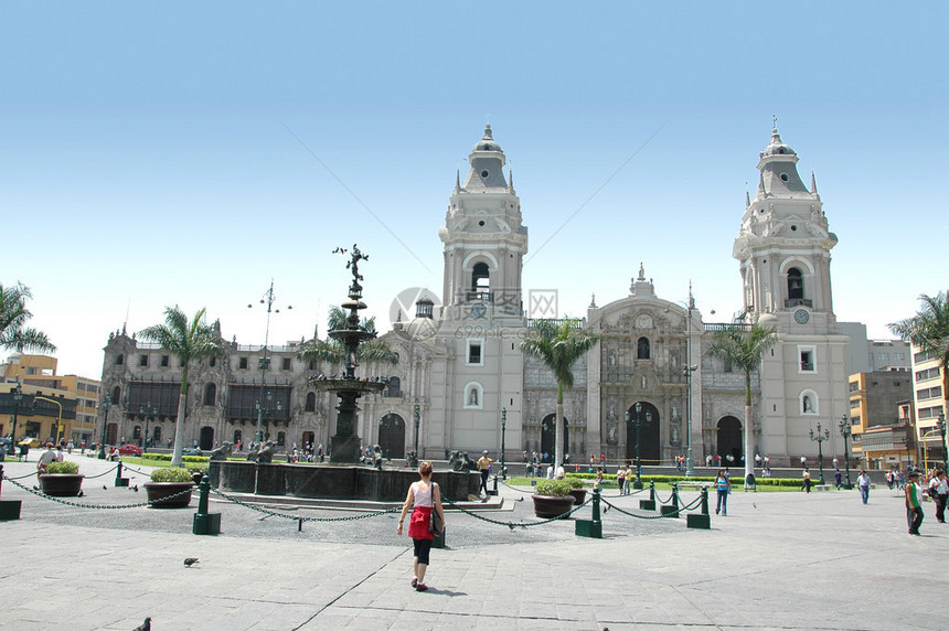 显示大教堂的秘鲁利马市中心景观图片