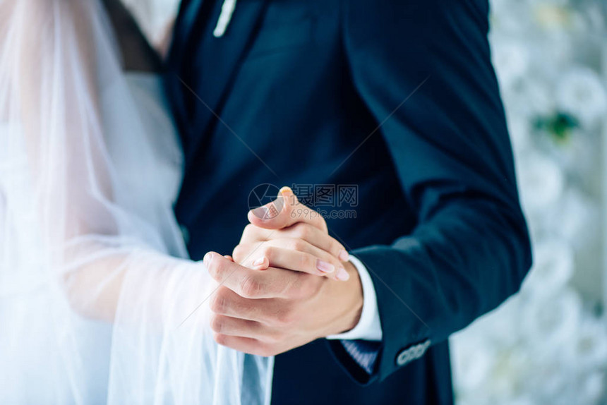 新娘穿着婚纱和新郎手牵的剪影图片