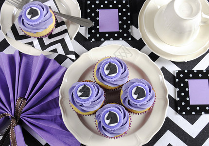有紫色主题派对午餐桌位的黑色和白色切片图片