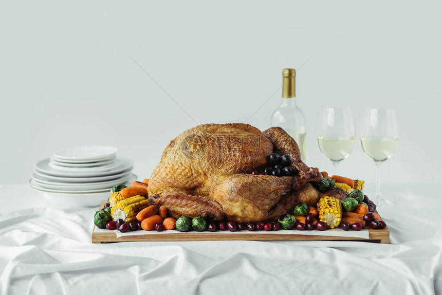 近距离观看感恩节晚宴桌布满酒杯烤火鸡和茶桌上的蔬菜图片