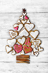 圣诞饼干以浅色木质背景上的圣背景图片