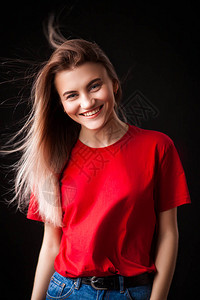 穿着红色T恤衫和Jens的年轻美女微笑着图片