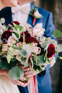 新娘和新郎拿着婚礼花束美术婚礼花束浓郁的奶油花束wuth背景图片