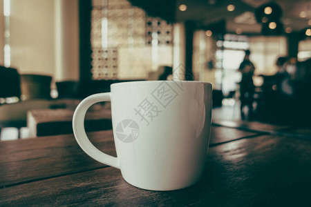 咖啡店咖啡厅木桌上的白色咖啡杯图片