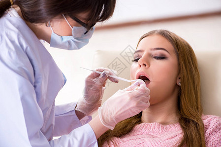 女病人定期看牙医进行定期检图片