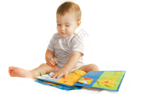 男婴在白色阅读一本书图片