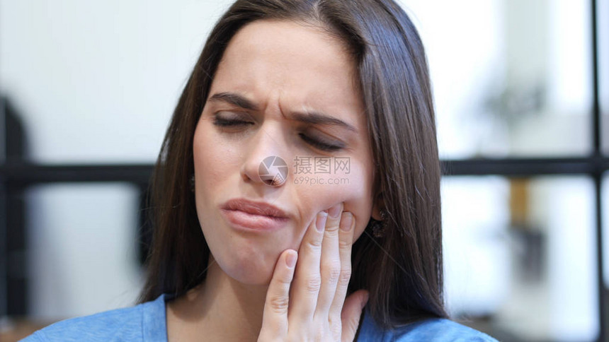 牙痛妇女因在牙齿中疼痛而图片