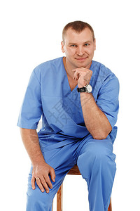 一名年轻男医生身穿蓝色外科手术制服图片