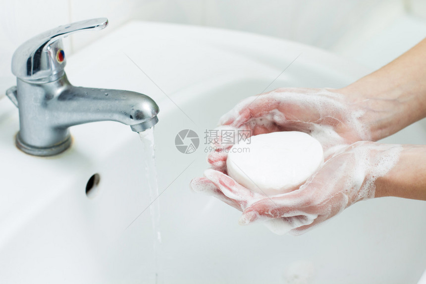 在浴室里用肥皂洗手卫生图片