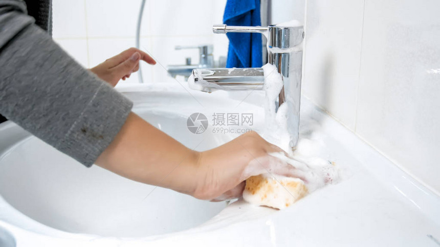 女洗手浴室水槽用洗涤剂特写照片图片