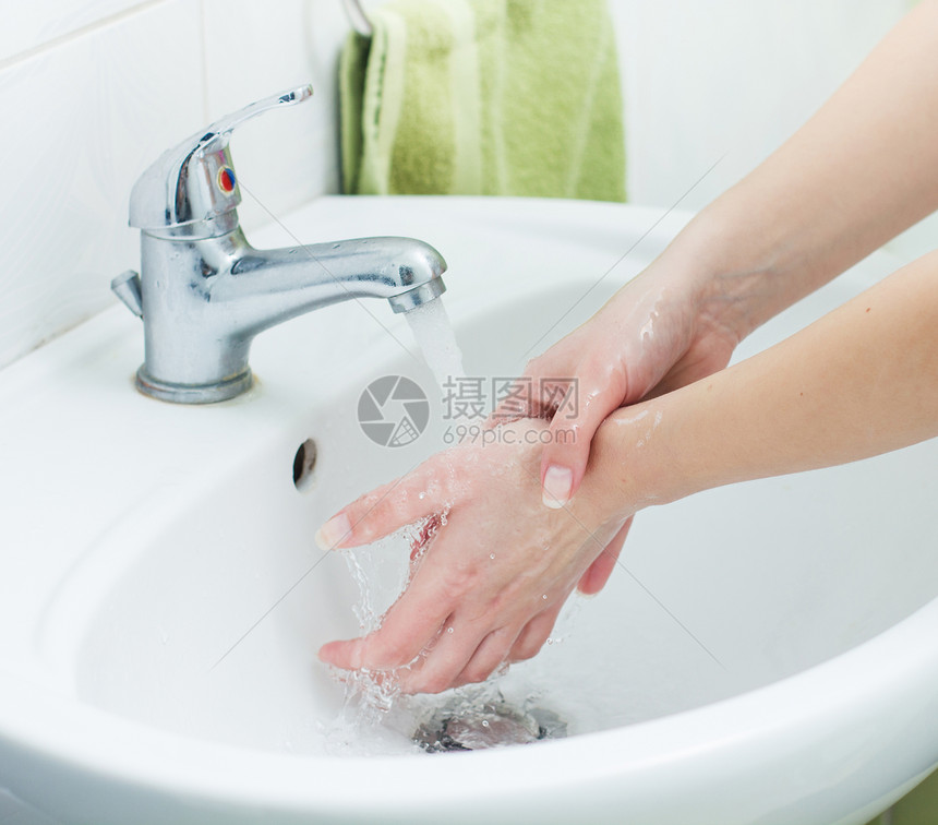 在浴室里用流水洗手卫生图片
