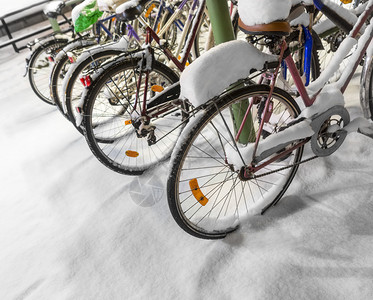 一排带雪的自行车架图片