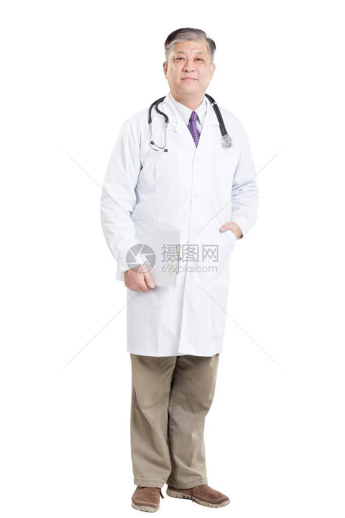 穿白色西装的亚洲老医生带听诊器和剪贴板图片