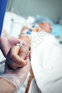 手里握着手套拿着一个小心的笔刷一个重病人在伊图片