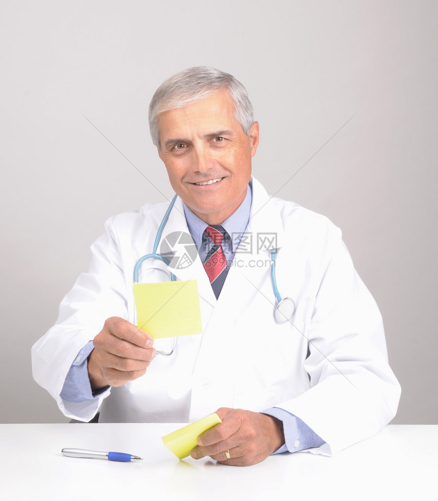 一名中年男医生用立体镜和处方护针在实验室服部的中年图片