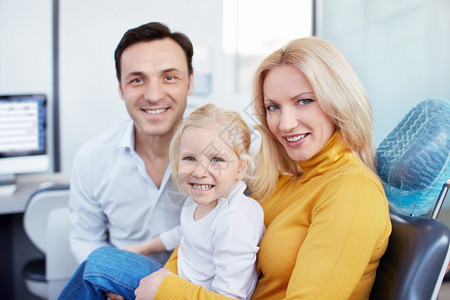 牙科诊所的家庭图片