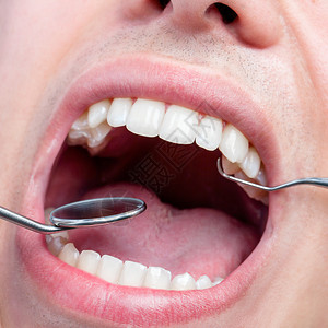 人类的雄嘴唇非常接近牙齿用牙斧和嘴巴图片