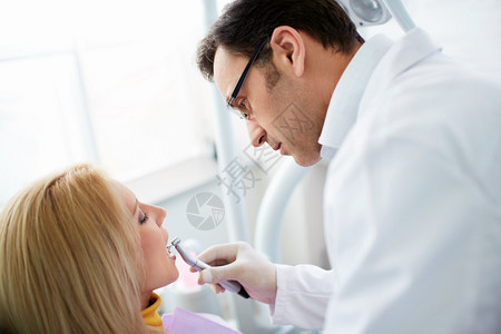 Stomatolog治疗牙齿患者图片