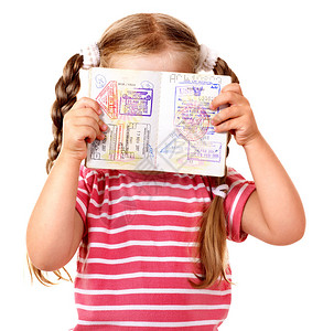 持有国际护照的小女孩外国度假背景图片