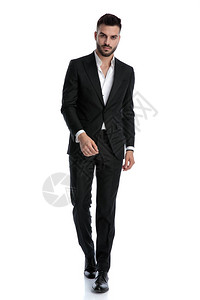穿着黑色晚礼服满身穿黑色燕尾服的正规商业男子自信地走路图片