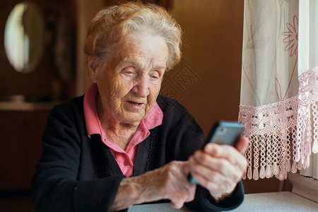 使用智能手机的老妇人图片