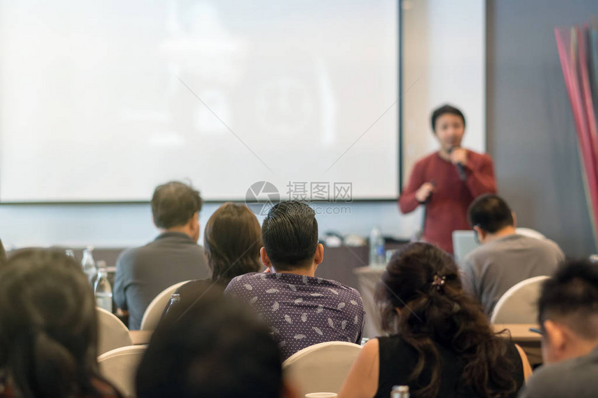 观众在会议室或研讨室前聆听幽灵的后视商务研图片