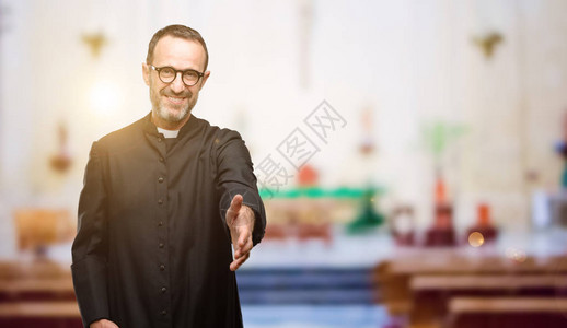 宗教牧师手握欢迎以握手相亲的姿势图片
