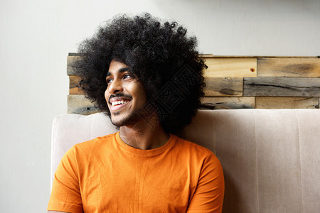 一个微笑的年轻黑人男子的特写肖像图片