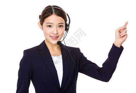 带耳机和手指向上的亚洲年轻女图片