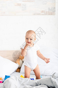穿着白衣服的可爱赤脚婴儿图片
