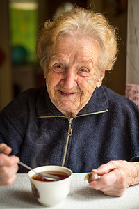 在家喝茶的老妇人图片