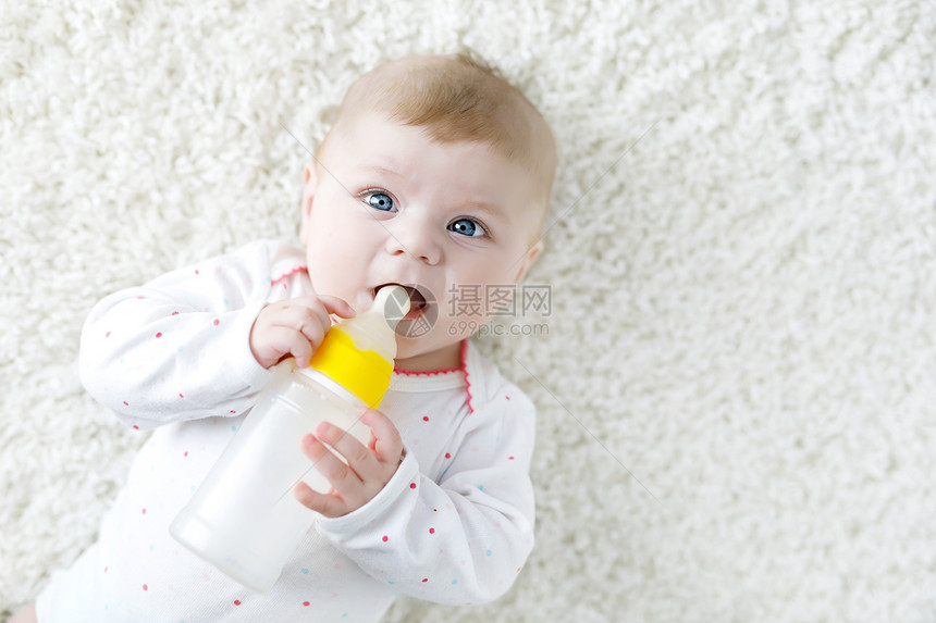 可爱的ewborn女婴拿着奶瓶喝配方奶婴儿的第一餐新出生的孩子图片