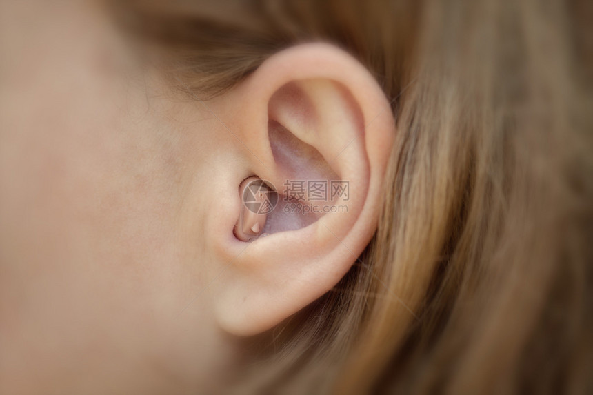 耳中的助听器特写现代医学设备图片