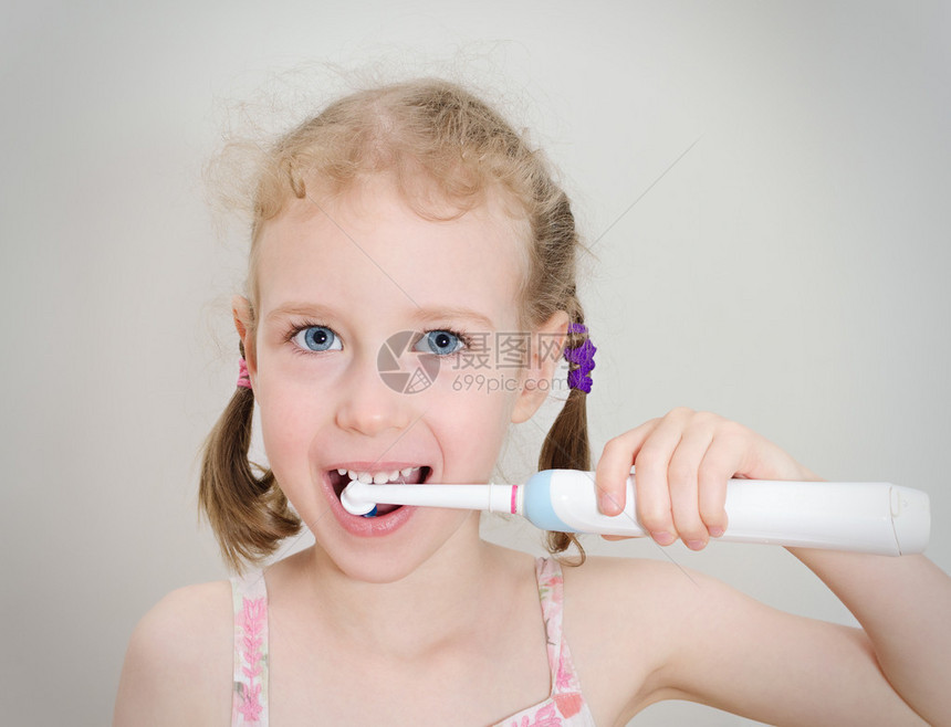 小女孩用电动牙刷牙图片