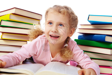 一个笑着看书的小女孩图片