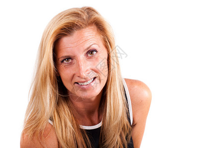 一个微笑的四十多岁金发老女人的肖像有着天然皮肤和丰厚收入的皱纹在图片