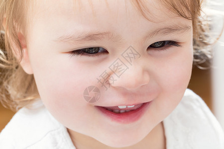 一个快乐笑的幼儿女图片