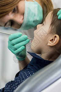 看牙医的小女孩图片