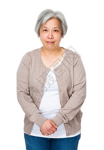 白色背景中身穿米色羊毛衫的亚洲成熟女图片