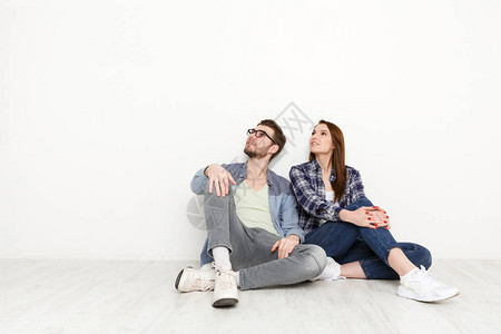 年轻男女坐在家里的地板上图片