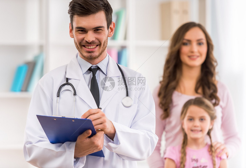 一名年轻的儿科医生对妇图片
