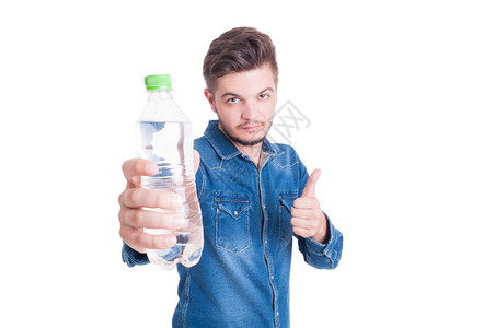 男模型持有一瓶水图片