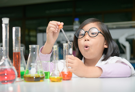 小科学家在实验室用试管在化学实验室科学和教育图片