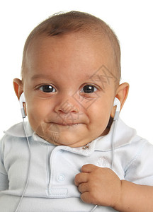 男婴在耳塞上听音乐图片