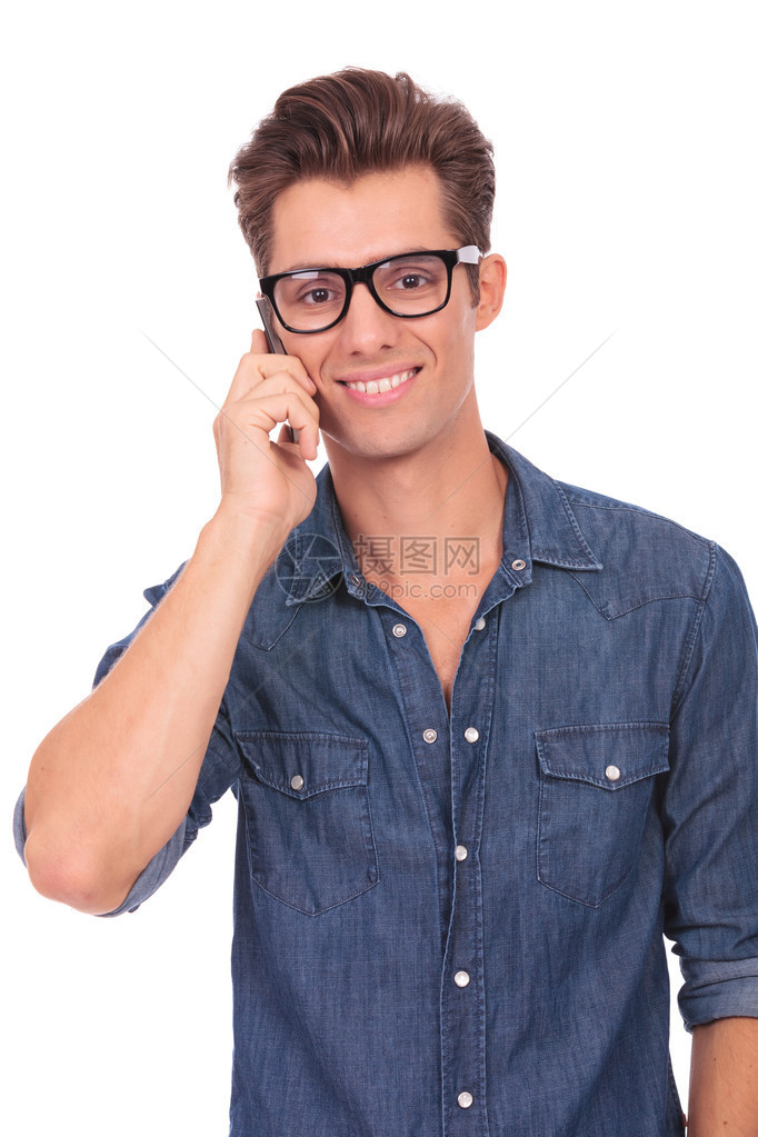 临时青年男子在电话上发言图片