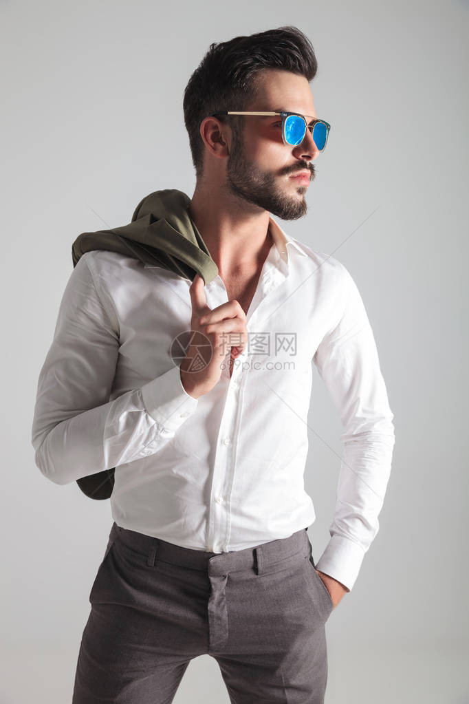 身戴太阳眼镜肩上披着灰色背面外套的年轻图片