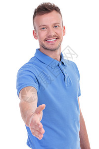 照片中一位青年临时男子在为摄影机微笑时伸出友好的握手之情图片