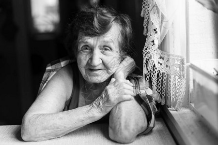 年迈的祖母的美丽肖像图片